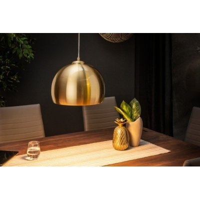 dodaj odrobinę luksusu swojemu wnętrzu umieszczając w nim naszą złotą lampę wiszącą 