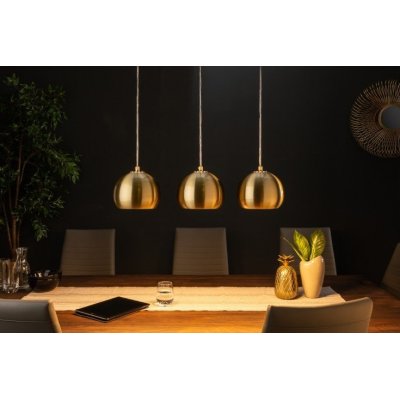 ponadczasowa lampa wisząca w złotym kolorze nad stół 