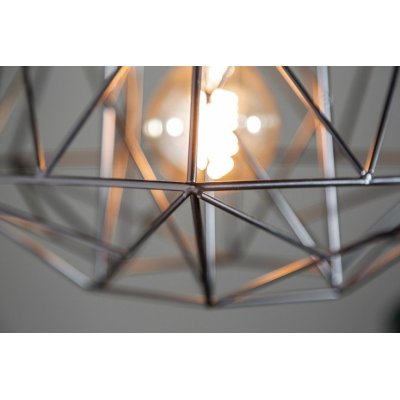 metalowa lampa wisząca to świetny dodatek oświetleniowy nad stół 