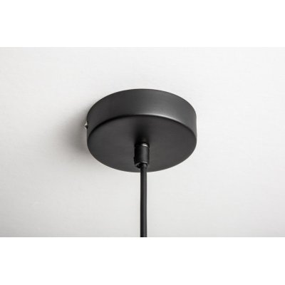 metalowa lampa wisząca to świetny dodatek oświetleniowy nad stół 