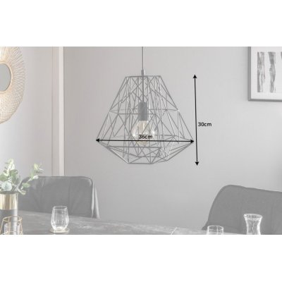 metalowa lampa wisząca to świetny dodatek oświetleniowy nad stół 