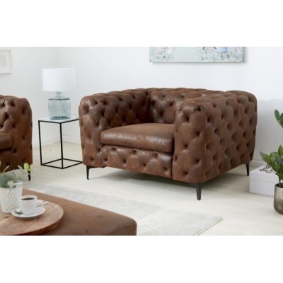 Wygodny fotel w stylu Chesterfield