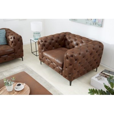 Wygodny fotel w stylu Chesterfield