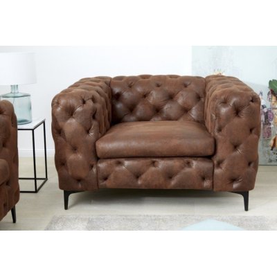 Wygodny fotel w stylu Chesterfield