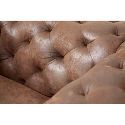 Wygodny fotel w stylu Chesterfield