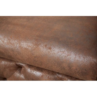 Wygodny fotel w stylu Chesterfield