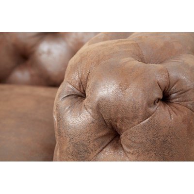 Wygodny fotel w stylu Chesterfield