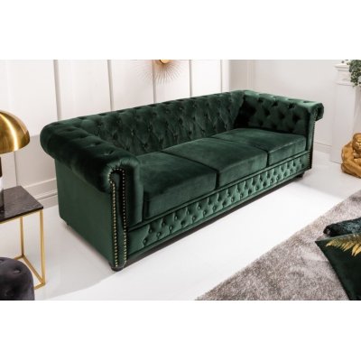 Welurowa zielona sofa w stylu Chesterfield