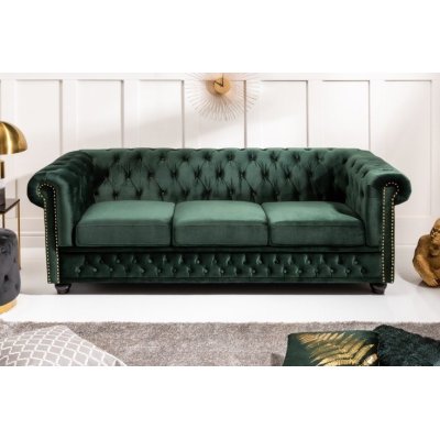 Welurowa zielona sofa w stylu Chesterfield