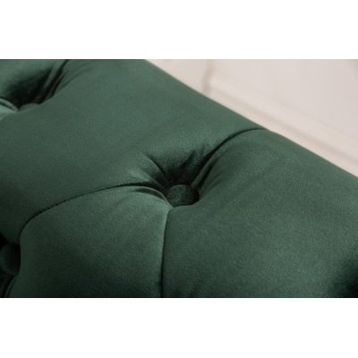Welurowa zielona sofa w stylu Chesterfield