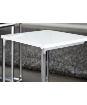 komplet sztaplowanych stolików w białym kolorze 