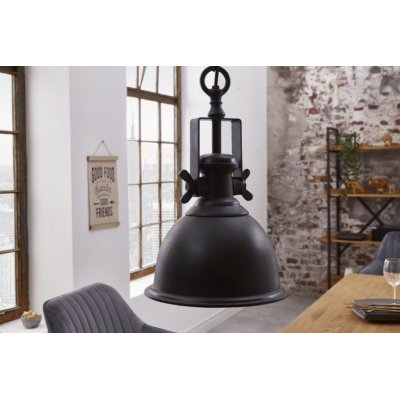 Czarna industrialna lampa wisząca