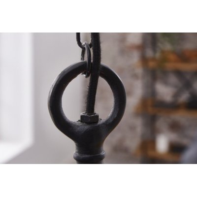 Czarna industrialna lampa wisząca