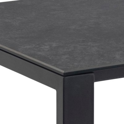 Czarny ceramiczny stół Tradi do salonu