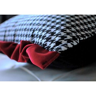 Elegancka poduszka 40x40 z falbanką