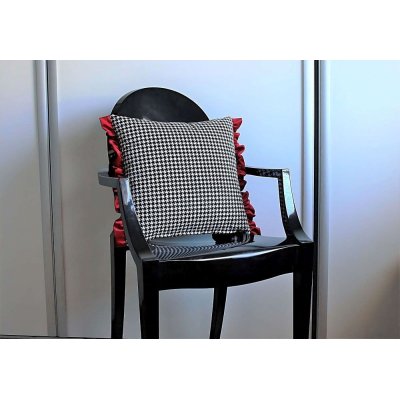 Elegancka poduszka 40x40 z falbanką