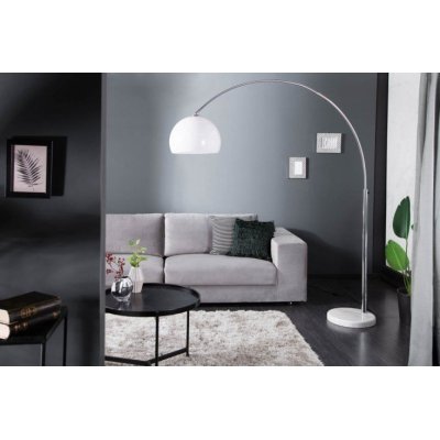 nowoczesna lampa do salonu z regulowanym pałąkiem