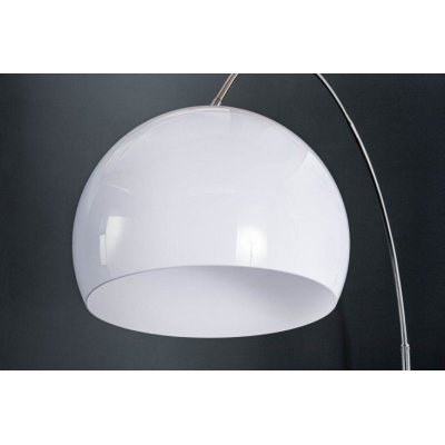 nowoczesna lampa do salonu z regulowanym pałąkiem