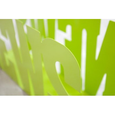 Gazetnik News zielony funkcjonalny metalowy stojak na gazety