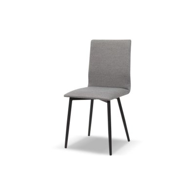 Tapicerowane krzesło z czarnymi nogami