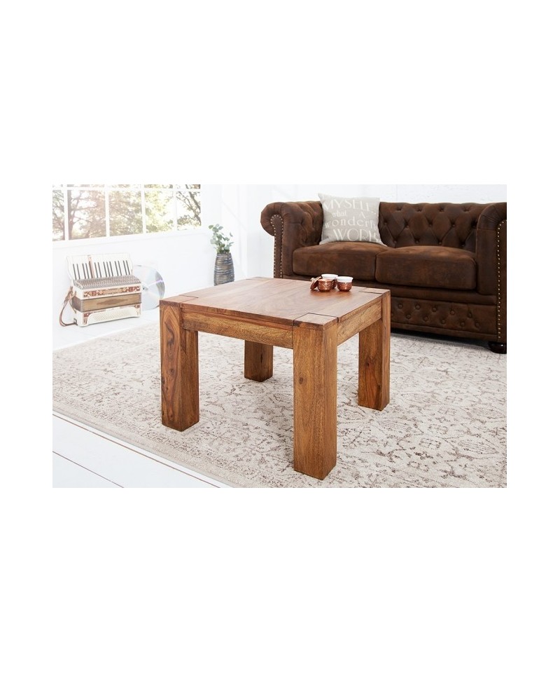 ponadczasowy drewniany stolik 