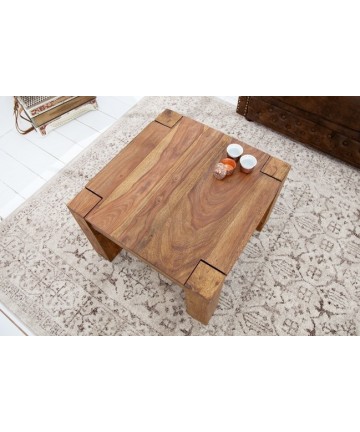 ponadczasowy drewniany stolik 