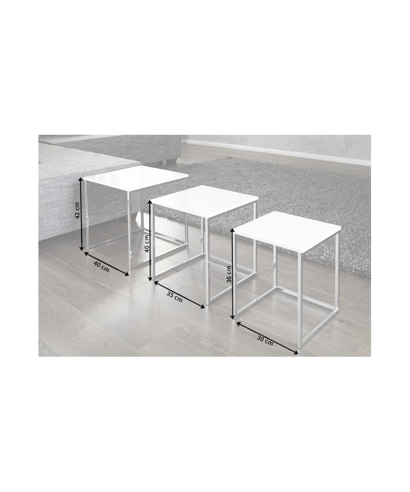 komplet sztaplowanych stolików w białym kolorze 