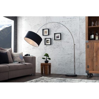 czarna lampa podłogowa z możliwością regulacji 