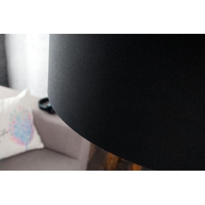 czarna lampa podłogowa z możliwością regulacji 