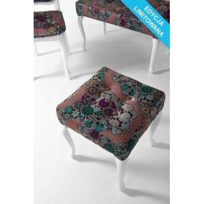 elegancka pufa z guzikami w stylu ludwikowym 