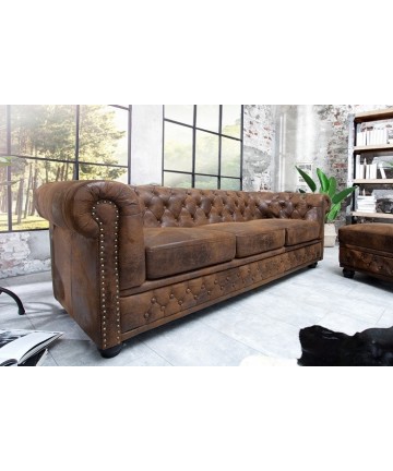 duża sofa w stylu chesterfield genialnie wpasuje się w angielskie wnętrza 