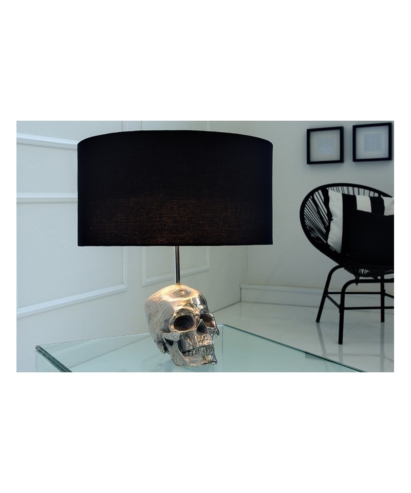 imponująca lampa stołowa z podstawa w kształcie czaszki 
