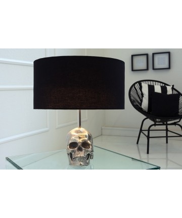 imponująca lampa stołowa z podstawa w kształcie czaszki 