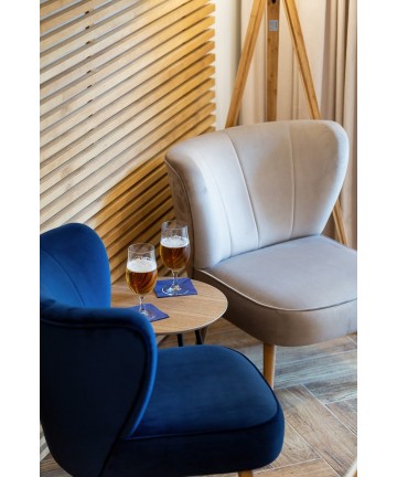nowoczesny fotel na dębowych nogach z możliwością zmiany tapicerki wyprodukowany w Polsce 