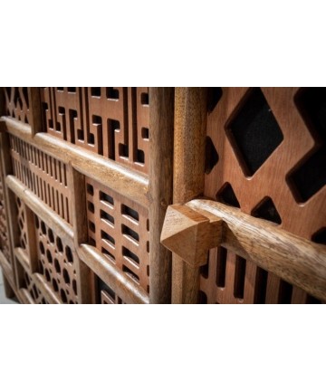 Drewniana komoda z orientalnym wzorem