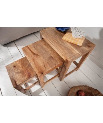 Komplet trzech drewnianych stolików