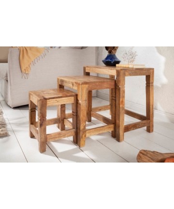 Komplet trzech drewnianych stolików