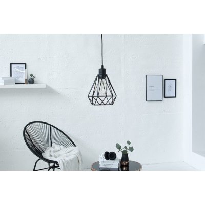 czarna wisząca lampa w stylu indutrialnym 
