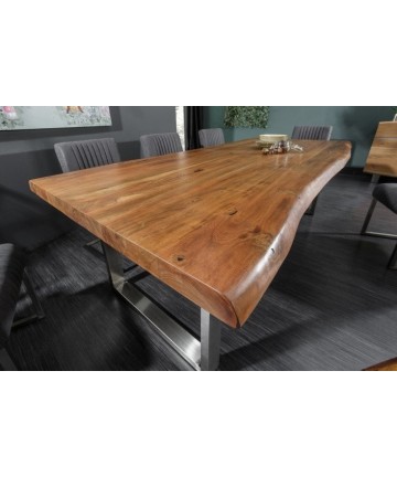 masywny stół z blatem o grubości 6 cm wykonany z litego drewna 