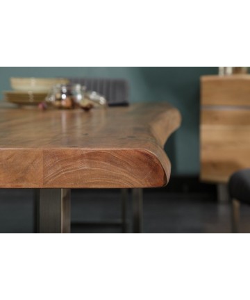 niezwykły stół z pofałdowanym blatem wykonanym z litego drewna 