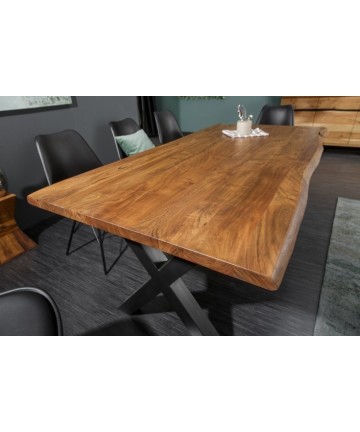 niezwykły masywny stół wykonany z litego drewna 