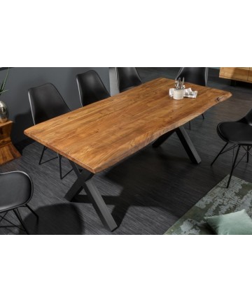 niezwykły masywny stół wykonany z litego drewna 