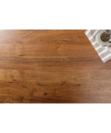 solidny stół wykonany z litego drewna opiera się na metalowej nodze X