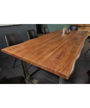 niezwykły masywny stół do jadalni wykonany z litego drewna