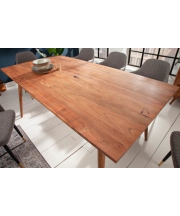 Duży drewniany stół do jadalni 