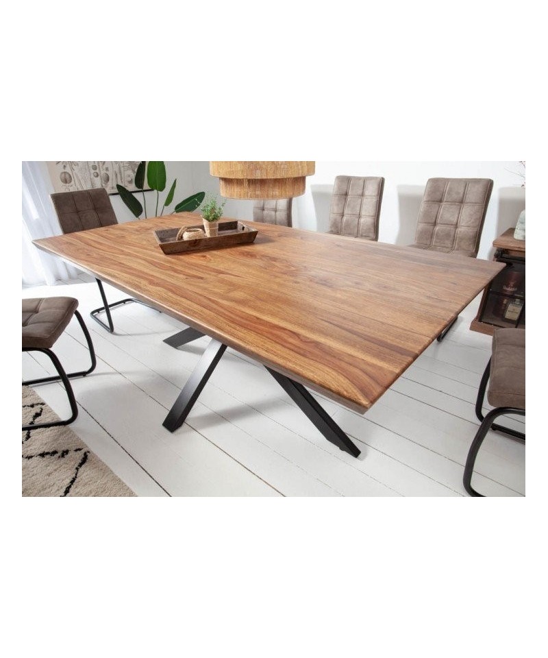 Duży drewniany stół z czarnymi nogami