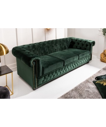 Welurowa zielona sofa w stylu Chesterfield