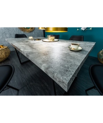 Nowoczesny stół z betonowym blatem