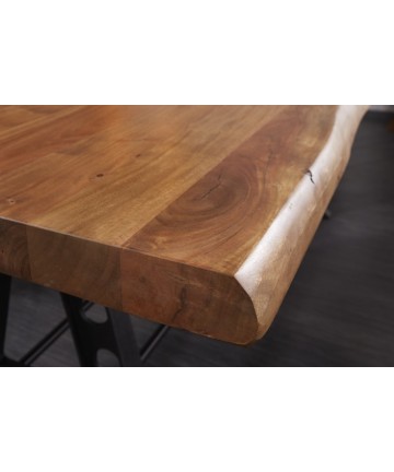 Masywny stół drewniany do jadalni