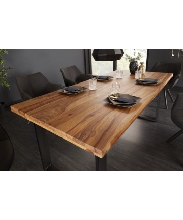 Masywny drewniany stół do salonu